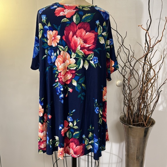 Kim & Cami floral blouse, in navy pink and green - Picture 3 of 5